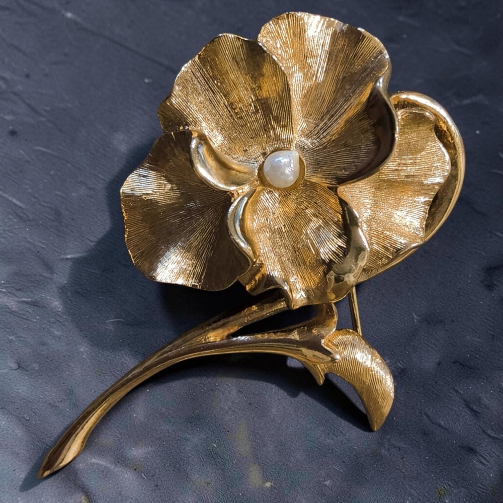 Vintage Marcel Boucher 8376P Pansy Brooch Gold Plated Cultured Pearl Signed